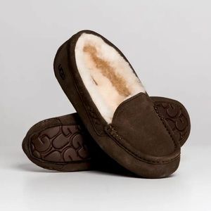 UGG suede and shearling slippers. 🤎